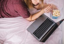 Просмотр фильмов онлайн: экономия времени, денег и удобство